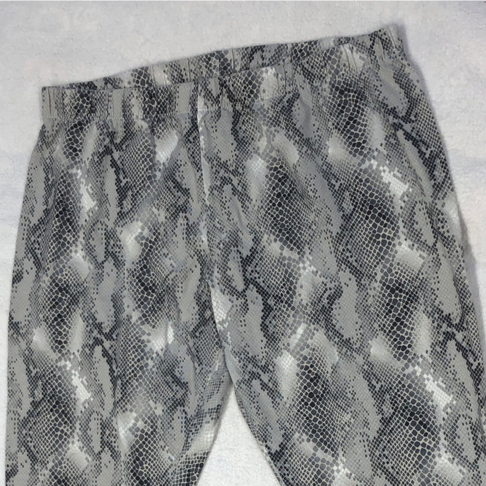 5 for $10 No Boundaries EUC Gray Snakeskin Leggings size XL(15-17) - Picture 2 of 3